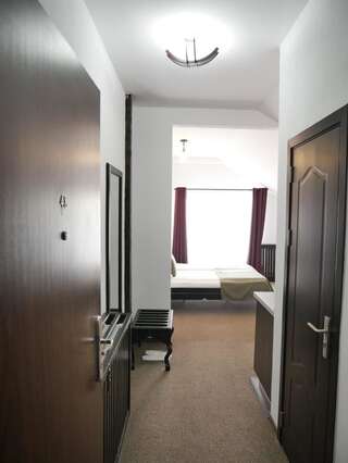 Апарт-отели Sibiu City Center Apartments Сибиу Улучшенный двухместный номер с 1 кроватью-9